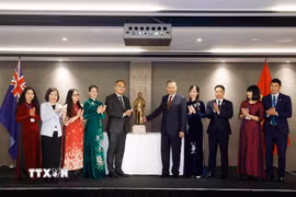 Tổng Bí thư, Chủ tịch nước Tô Lâm tặng bức tượng Chủ tịch Hồ Chí Minh cho Đại sứ quán Việt Nam tại New Zealand. (Ảnh: Thống Nhất/TTXVN)