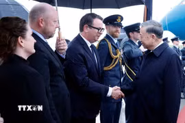 Quan chức New Zealand đón Tổng Bí thư, Chủ tịch nước Tô Lâm tại Sân bay quốc tế Auckland. (Ảnh: Thống Nhất/TTXVN)