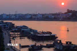 Chiều dần buông trên chợ nổi Cái Răng. (Ảnh: Duy Khương/TTXVN)