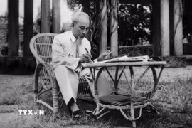 Sinh thời, Chủ tịch Hồ Chí Minh thường xuyên dành thời gian đọc, nhận xét và trực tiếp duyệt tin, bài của TTXVN. (Ảnh: TTXVN)