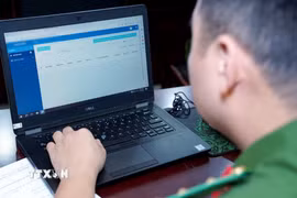 Phòng Cảnh sát giao thông (Công an thành phố Hà Nội) hướng dẫn công tác thực hiện Module "tra cứu Giấy phép lái xe" cho Công an cấp xã. (Ảnh: TTXVN phát)