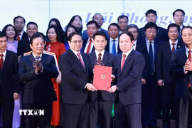 Thủ tướng Phạm Minh Chính trao Quyết định của Bộ Chính trị về việc chỉ định Bí thư Thành ủy Hải Phòng (mới), nhiệm kỳ 2020-2025 cho ông Lê Tiến Châu. (Ảnh: Dương Giang/TTXVN)