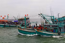 Đoàn tàu Nghinh Ông sẽ ra tới vùng nước xanh xa bờ, trung bình từ 5-7km để thực hiện các nghi lễ Nghinh Ông. (Ảnh: Huỳnh Anh/TTXVN)