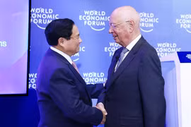 Thủ tướng Phạm Minh Chính và Nhà sáng lập kiêm Chủ tịch điều hành Diễn đàn Kinh tế Thế giới (WEF) Klaus Schwab. (Ảnh: Dương Giang/TTXVN)