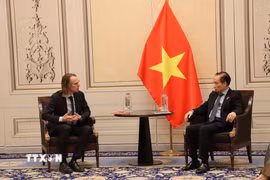 Ủy viên Bộ Chính trị, Bộ trưởng Ngoại giao Lê Hoài Trung và đồng chí Benjamin Pestieau, Phó Tổng thư ký Đảng Lao động Bỉ (PTB), trao đổi tại Brussels, ngày 24/10. (Ảnh: Lan Anh/TTXVN)