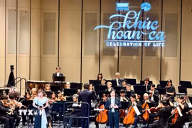 Hai nghệ sỹ opera nổi tiếng của Nhật Bản là soprano Michiko Hariu và tenor Kohei Yamamoto biểu diễn tại chương trình. (Ảnh: Phương Lan/TTXVN)