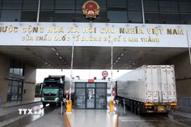 Hoạt động xuất nhập khẩu sôi động tại cửa khẩu quốc tế đường bộ số 2 Kim Thành, tỉnh Lào Cai. (Ảnh: Quốc Khánh/TTXVN)
