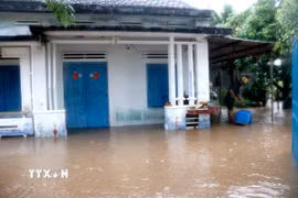 Nước lũ gây ngập nhiều nhà dân ở thôn Hội Nhơn, xã Hàm Liêm. (Ảnh: Hồng Hiếu/TTXVN)