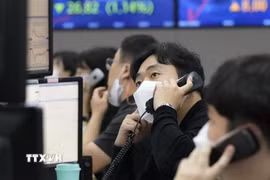 Giao dịch viên tại sàn chứng khoán Seoul, Hàn Quốc. (Nguồn: AP/TTXVN)