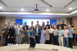 Đại diện doanh nghiệp Việt Nam và Indonesia chụp ảnh lưu niệm cùng ban tổ chức diễn đàn. (Ảnh: Minh Thái/TTXVN)
