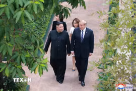 Tổng thống Mỹ Donald Trump (phải) và nhà lãnh đạo Triều Tiên Kim Jong Un tại Hội nghị Thượng đỉnh Hoa Kỳ-Triều Tiên lần thứ hai tại Hà Nội, ngày 28/2/2019. (Ảnh: TTXVN)