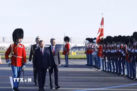 Tổng Bí thư, Chủ tịch nước Tô Lâm và Nhà Vua Đan Mạch Frederik X duyệt Đội danh dự. (Ảnh: Thống Nhất/TTXVN)