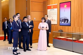 Thủ tướng Công quốc Liechtenstein Brigitte Haas tham quan Bảo tàng Quốc hội Việt Nam. (Ảnh: Doãn Tấn/TTXVN)