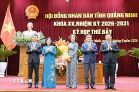 Lãnh đạo Hội đồng Nhân dân, Ủy ban Nhân dân tỉnh Quảng Ninh tặng hoa chúc mừng bà Vũ Thị Mai Anh (thứ 3 từ phải sang). (Ảnh: Văn Đức/TTXVN)