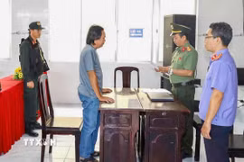 Cơ quan điều tra tống đạt các quyết định đối với bị can Nguyễn Ngọc Thảo. (Ảnh: TTXVN phát)