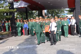 Trưởng Ban Nội chính Trung ương Lê Minh Trí và Thượng tướng Nguyễn Văn Gấu, Thứ trưởng Bộ Quốc phòng đưa hài cốt liệt sĩ đến nơi an táng. (Ảnh: Ngọc Thiện/TTXVN)
