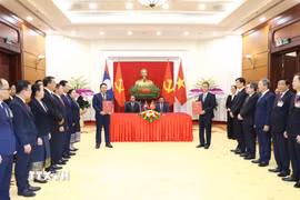 Lễ trao văn kiện hợp tác về Đề án chuyển đổi số giữa Văn phòng Trung ương Đảng và Văn phòng Trung ương Đảng Lào. (Ảnh: Phương Hoa/TTXVN)