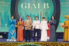 Nhóm phóng viên Cơ quan Thường trú Thông tấn xã Việt Nam tại Hà Nội nhận giải B Giải báo chí về Phát triển Văn hóa và Xây dựng người Hà Nội văn minh, thanh lịch năm 2026 với tác phẩm: “Hà Nội 100 năm, kiến tạo tương lai từ chiều sâu văn hóa." (Ảnh: Văn Điệp/TTXVN)