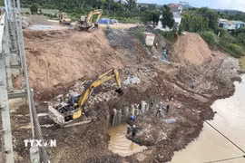 Hoạt động phức tạp dưới lòng sông Krông Nô gây sạt lở nghiêm trọng kéo dài nhiều năm, trong đó có khu vực chân cầu Đức Xuyên nối 2 bờ sông. (Ảnh: Kha Phạm/TTXVN)