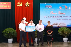 Trao bảng tượng trưng Tủ sách Đinh Hữu Dư cho Trường Trung học Phổ thông Dân tộc nội trú tỉnh Phú Yên. (Ảnh: Tường Quân/TTXVN)