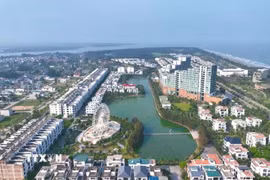 Du khách về tham quan, nghỉ dưỡng tại Khu bảo tồn thiên nhiên Pù Luông, xã Pù Luông. (Ảnh: Nguyễn Nam/TTXVN)