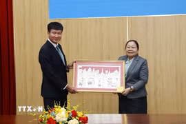 Đồng chí Sisay Luedethmounsone, Ủy viên Bộ Chính trị, Bí thư Trung ương Đảng, Trưởng Ban Tổ chức Trung ương Đảng Nhân dân Cách mạng Lào trao sản phẩm thủ công mỹ nghệ đặc sắc của Lào tặng tỉnh Ninh Bình. (Ảnh: Đức Phương/TTXVN)