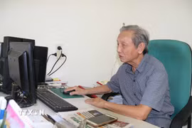 Nguyên Phó Trưởng ban Tuyên giáo Tỉnh ủy Thái Bình Nguyễn Bá Côn nghiên cứu Nghị quyết Hội nghị Trung ương 3, khóa XIV. (Ảnh: Thu Hoài/TTXVN)
