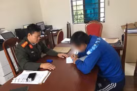 Công an xã Hợp Lý, tỉnh Phú Thọ làm việc với đối tượng chia sẻ thông tin xấu độc trên mạng xã hội về công tác nhân sự Đại hội đại biểu toàn quốc lần thứ XIV của Đảng. (Ảnh: TTXVN phát)