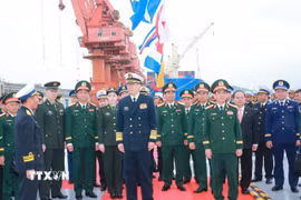 Đại tướng Phan Văn Giang và Thượng tướng Đổng Quân tham quan tàu Quang Trung của Hải quân nhân dân Việt Nam. (Ảnh: Trọng Đức/TTXVN)