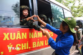 Quân nhân được người dân tỉnh Đồng Nai chào đón bằng những tình cảm ấm áp. (Ảnh: Lê Xuân/TTXVN)