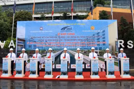 Các đại biểu thực hiện nghi thức khởi công dự án nạo vét, cải tạo rạch Xuyên Tâm. (Ảnh: Tiến Lực/TTXVN)