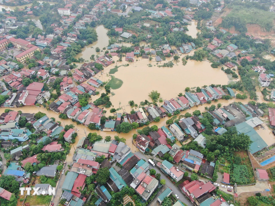 Toàn cảnh phường Nam Cường, tỉnh Lào Cai chìm trong biển nước. (Ảnh: Đinh Thùy/TTXVN)