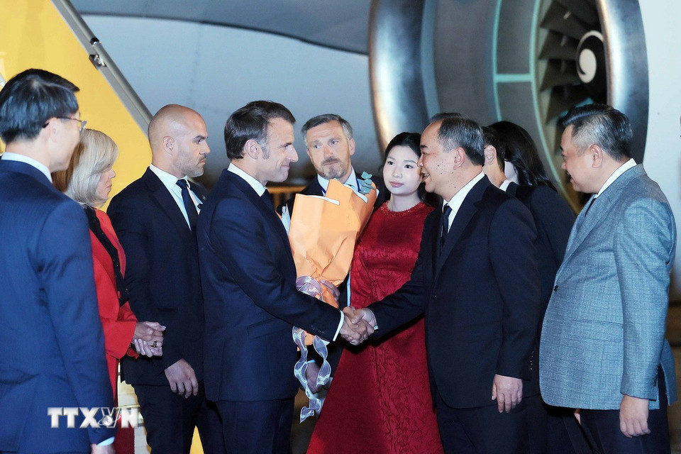 Chủ nhiệm Văn phòng Chủ tịch nước Lê Khánh Hải đón Tổng thống Cộng hòa Pháp Emmanuel Macron và Phu nhân tại Sân bay quốc tế Nội Bài (Ảnh: An Đăng/TTXVN)