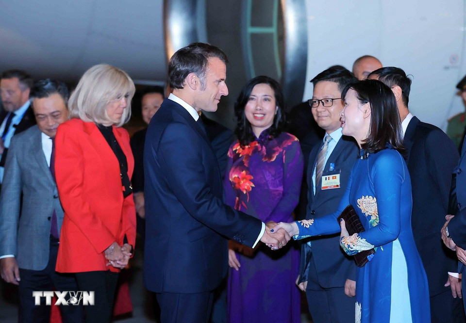 Tổng thống Pháp Emmanuel Macron và Phu nhân đến Hà Nội, bắt đầu chuyến thăm cấp Nhà nước tới Việt Nam. (Ảnh: An Đăng/TTXVN)