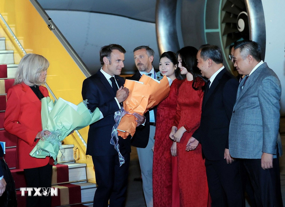 Tổng thống Pháp Emmanuel Macron và Phu nhân đến Hà Nội, bắt đầu chuyến thăm cấp Nhà nước tới Việt Nam. (Ảnh: An Đăng/TTXVN)