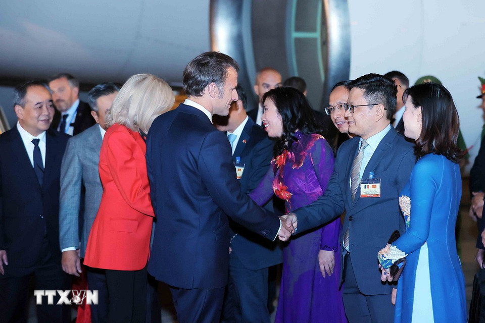 Tổng thống Pháp Emmanuel Macron và Phu nhân đến Hà Nội, bắt đầu chuyến thăm cấp Nhà nước tới Việt Nam. (Ảnh: An Đăng/TTXVN)