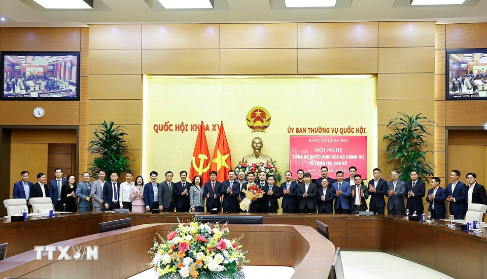 Đại biểu tặng hoa chúc mừng đồng chí Nguyễn Hồng Diên, Ủy viên Trung ương Đảng, Ủy viên Ban Thường vụ Đảng ủy Quốc hội, Phó Bí thư chuyên trách Đảng ủy Quốc hội. (Ảnh: Doãn Tấn/TTXVN)