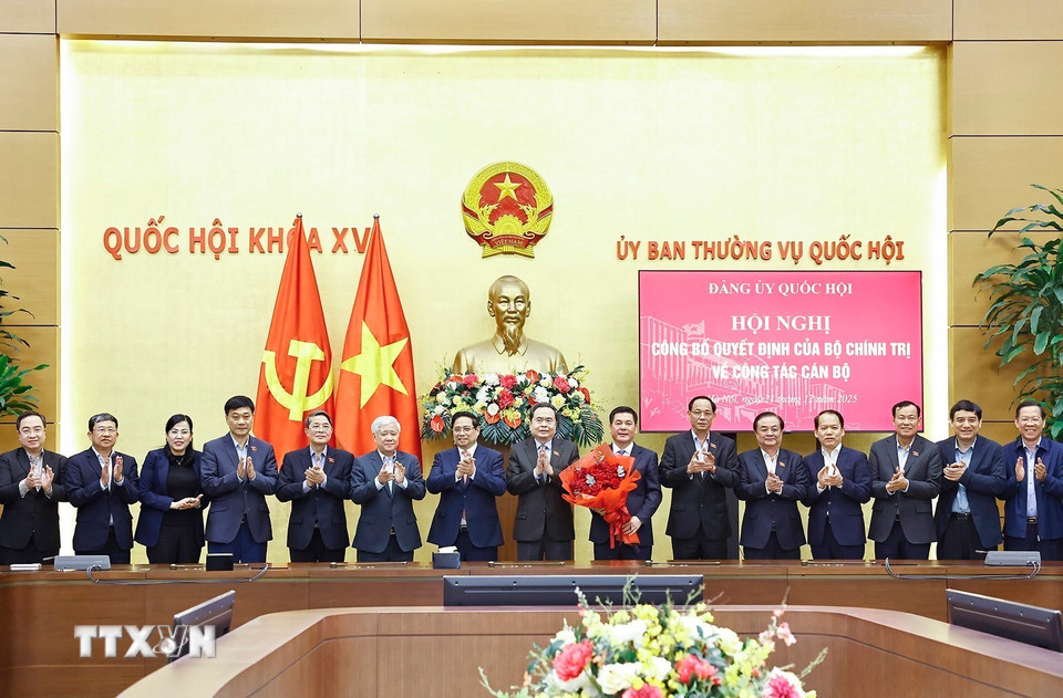 Thủ tướng Phạm Minh Chính và Chủ tịch Quốc hội Trần Thanh Mẫn trao Quyết định và tặng hoa đồng chí Nguyễn Hồng Diên, Ủy viên Trung ương Đảng, Ủy viên Ban Thường vụ Đảng ủy Quốc hội, Phó Bí thư chuyên trách Đảng ủy Quốc hội. (Ảnh: Doãn Tấn/TTXVN)