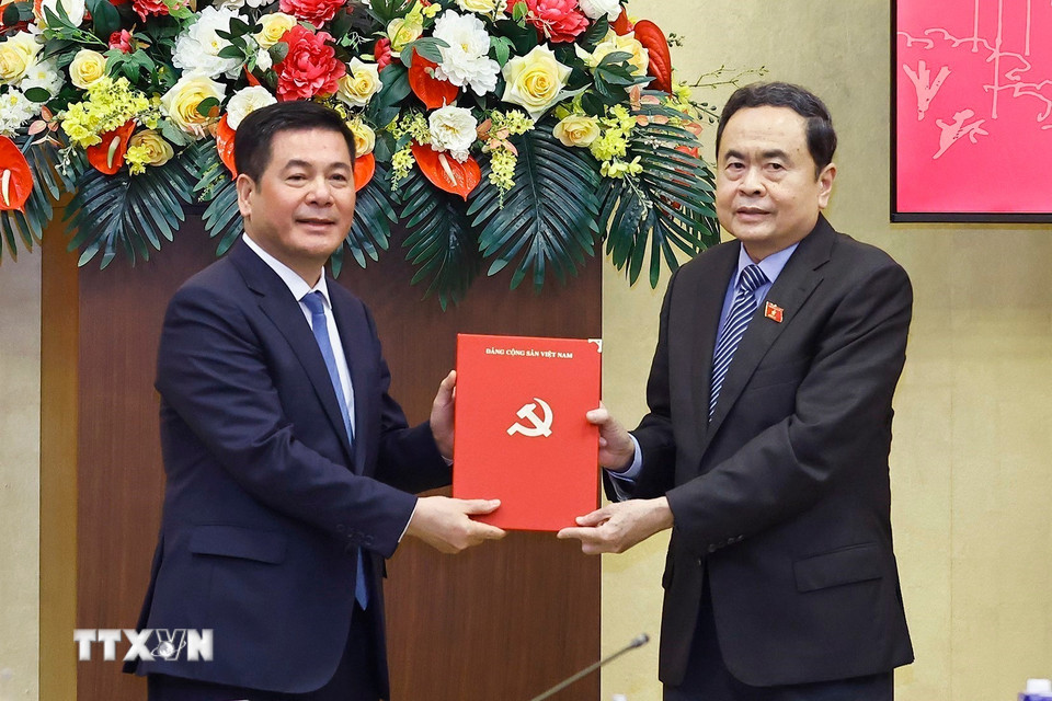 Chủ tịch Quốc hội Trần Thanh Mẫn trao Quyết định của Bộ Chính trị cho đồng chí Nguyễn Hồng Diên, Ủy viên Trung ương Đảng, Ủy viên Ban Thường vụ Đảng ủy Quốc hội, Phó Bí thư chuyên trách Đảng ủy Quốc hội. (Ảnh: Doãn Tấn/TTXVN)