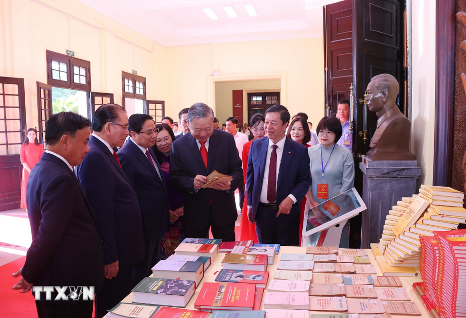 Tổng Bí thư Tô Lâm và các đại biểu tham quan khu trưng bày sách tại Đại hội. (Ảnh: Văn Điệp/TTXVN)