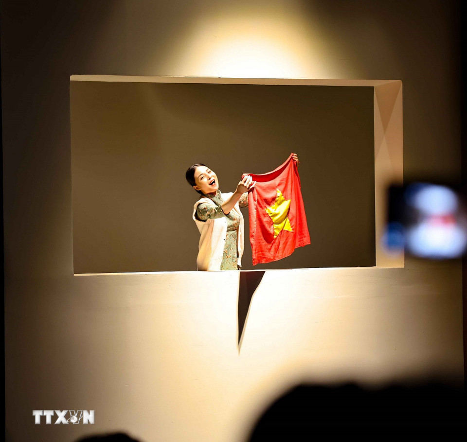 Show diễn đa phương tiện mang chủ đề “Họa nét Hà thành” phục vụ du khách trong sản phẩm du lịch “Ký ức Cột cờ”. (Ảnh: Thanh Tùng/TTXVN)