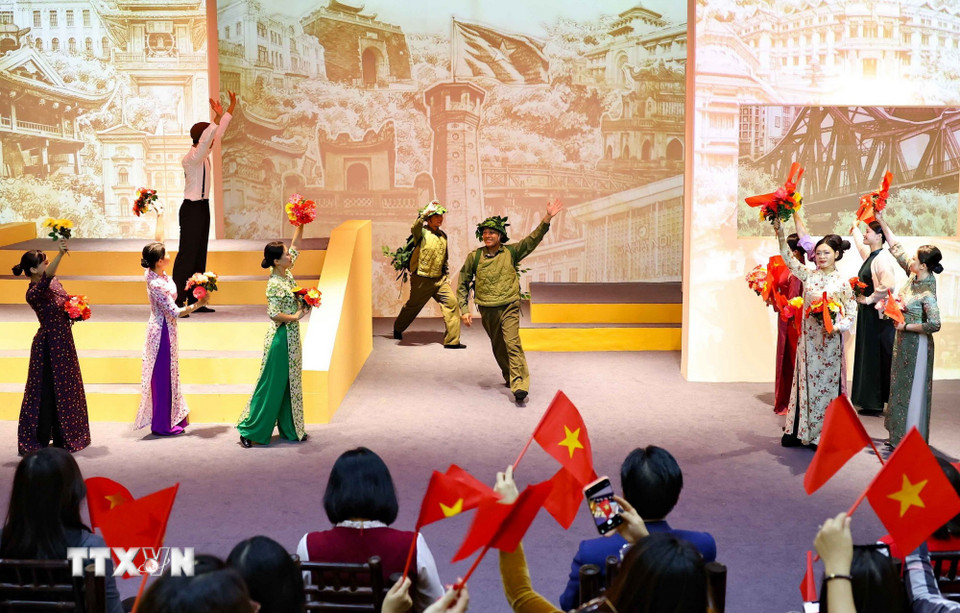 Show diễn đa phương tiện mang chủ đề “Họa nét Hà thành” phục vụ du khách trong sản phẩm du lịch “Ký ức Cột cờ”. (Ảnh: Thanh Tùng/TTXVN)