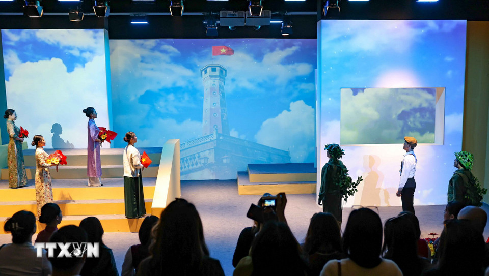 Sản phẩm du lịch “Ký ức Cột cờ” hướng tới việc kể lại câu chuyện lịch sử của Cột cờ Hà Nội bằng ngôn ngữ trải nghiệm, kết hợp giữa di sản vật thể, nghệ thuật, công nghệ và dịch vụ du lịch, góp phần làm mới cách tiếp cận di sản, đặc biệt đối với giới trẻ và du khách. (Ảnh: Thanh Tùng/TTXVN)