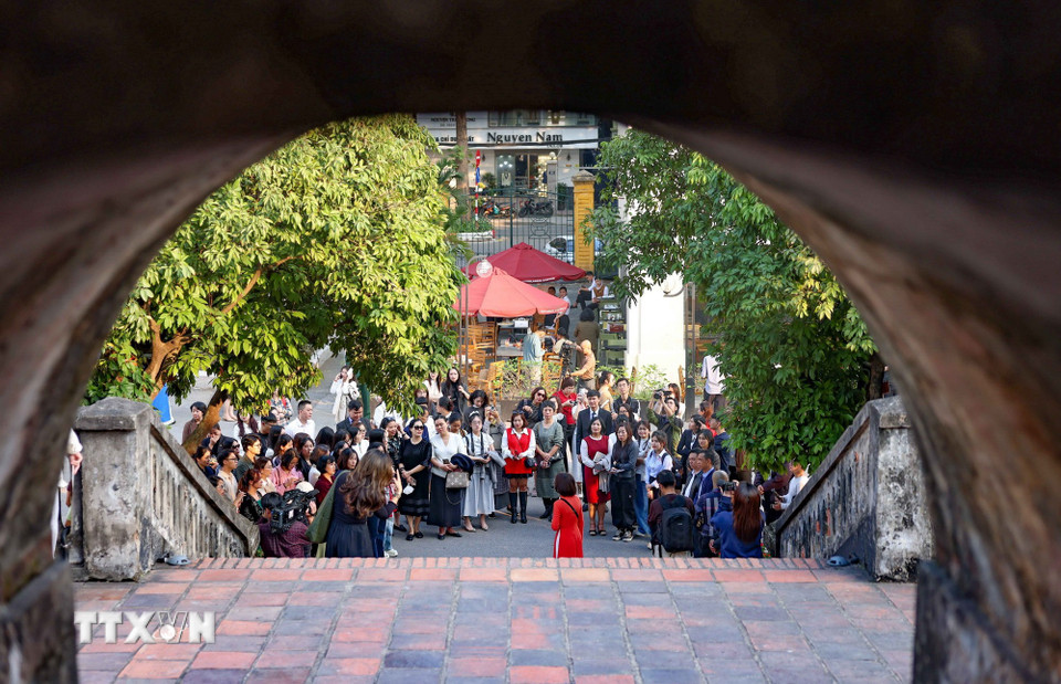 Nhân dịp kỷ niệm 79 năm ngày Toàn quốc kháng chiến (19/12/1946-19/12/2025), một dấu mốc lịch sử thiêng liêng của dân tộc Việt Nam, Trung tâm bảo tồn di sản Thăng Long-Hà Nội khai mạc tour trải nghiệm “Ký ức Cột Cờ”. (Ảnh: Thanh Tùng/TTXVN)