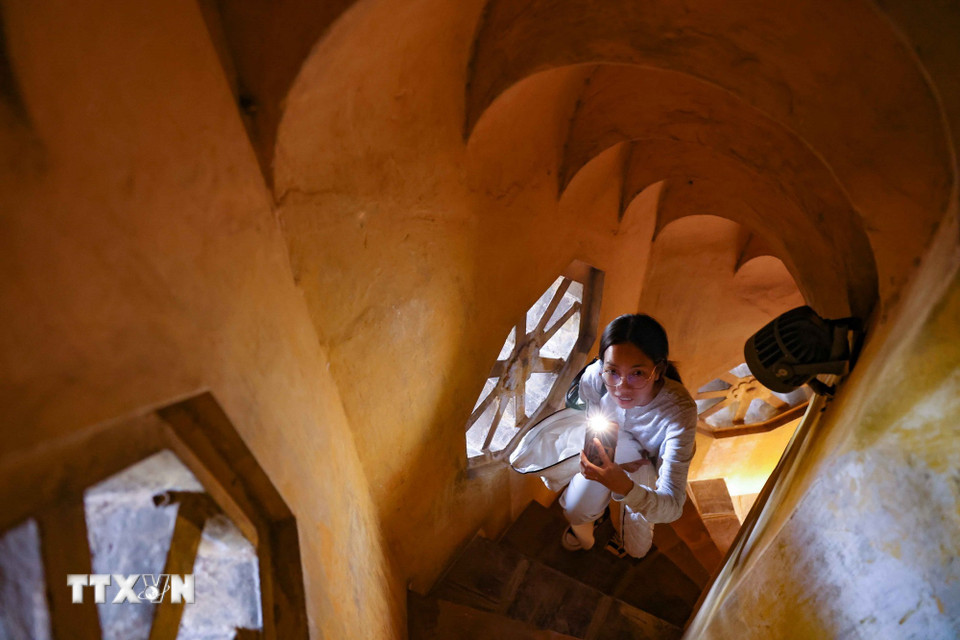 Đại biểu và du khách trải nghiệm sản phẩm du lịch “Ký ức Cột cờ,” khám phá các tầng kiến trúc. (Ảnh: Thanh Tùng/TTXVN)