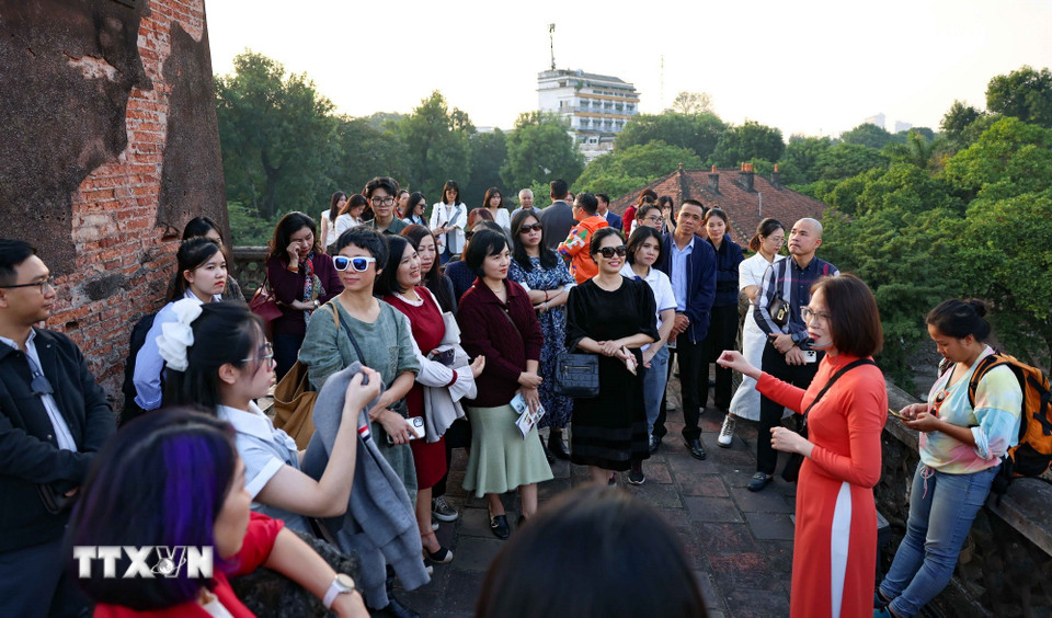 Đại biểu và du khách trải nghiệm sản phẩm du lịch “Ký ức Cột cờ,” khám phá các tầng kiến trúc. (Ảnh: Thanh Tùng/TTXVN)