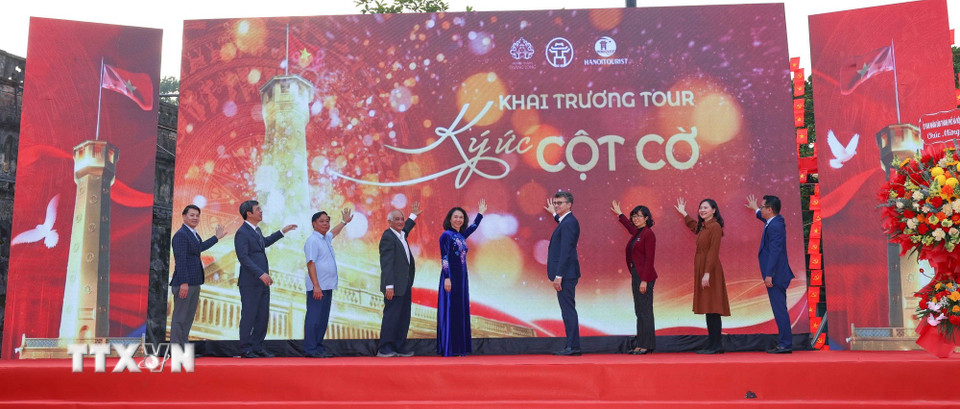 Trung tâm bảo tồn di sản Thăng Long-Hà Nội khai mạc tour trải nghiệm “Ký ức Cột Cờ” - một sản phẩm du lịch-văn hóa mới của khu di sản phục vụ khách thăm quan nói chung và các bạn trẻ yêu mến văn hóa lịch sử nói riêng. (Ảnh: Thanh Tùng/TTXVN)