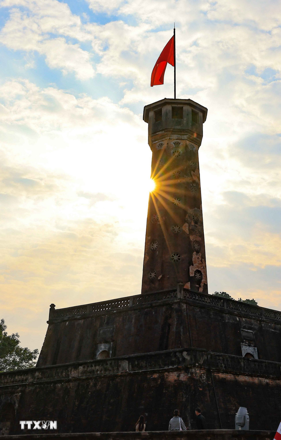 Cột cờ Hà Nội sừng sững cùng thời gian đã là chứng nhân của những thời khắc lịch sử quan trọng, nơi in dấu tinh thần kháng chiến, ý chí độc lập và khát vọng tự do của Nhân dân Hà Nội nói riêng, cả nước nói chung. (Ảnh: Thanh Tùng/TTXVN)