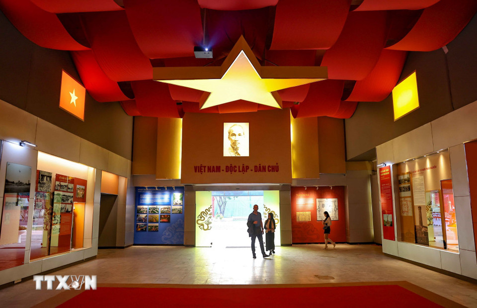 Không gian trưng bày “Cột cờ Hà Nội và khát vọng hòa bình,” giúp công chúng hiểu rõ hơn giá trị lịch sử, văn hóa và ý nghĩa biểu tượng của công trình. (Ảnh: Thanh Tùng/TTXVN)