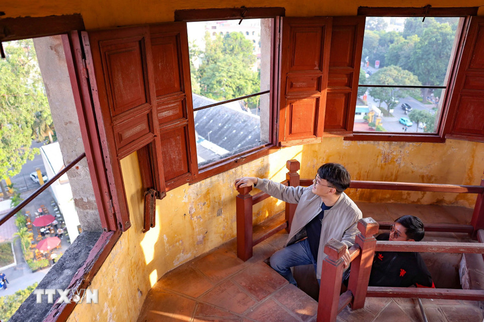 Đại biểu và du khách trải nghiệm sản phẩm du lịch “Ký ức Cột Cờ,” khám phá các tầng kiến trúc. (Ảnh: Thanh Tùng/TTXVN)